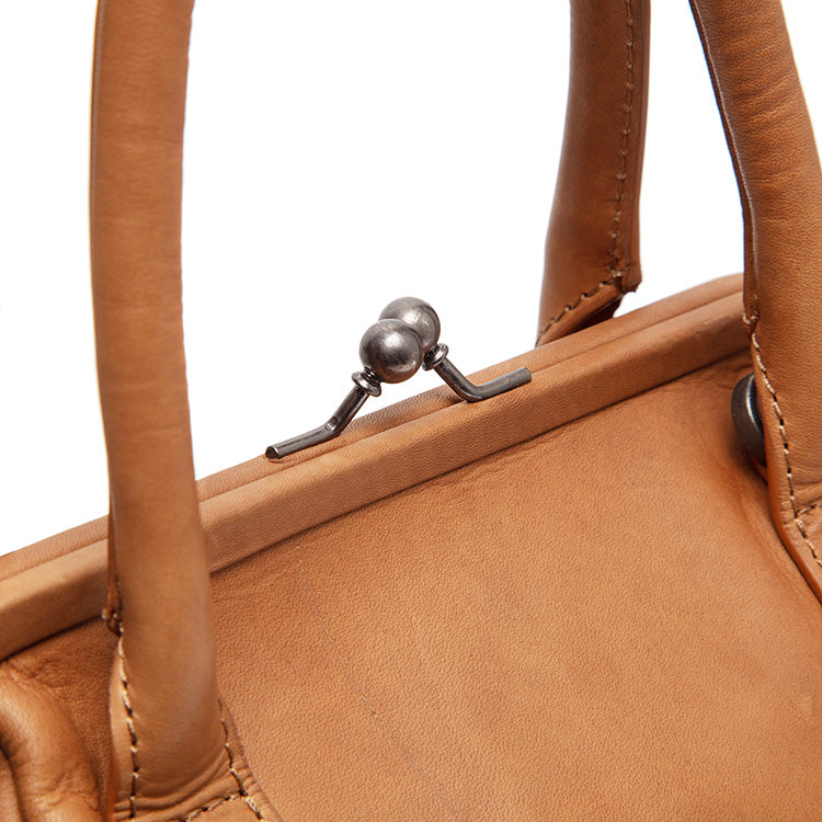 chesterfield-brand-chili-axelremsvaska-cognac-04.jpg