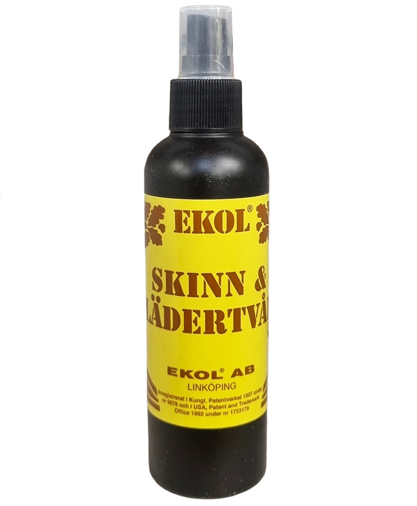 produktbild av en flaska med spraykork innehållande skinn och lädertvål från EKOL