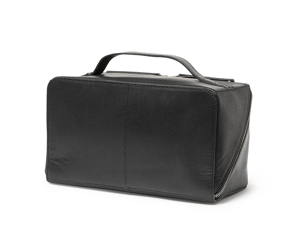 produktbild av svart necessär av modellen visten tillverkad av varumärket saddler