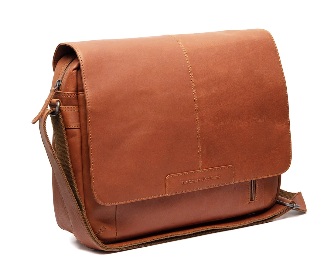 produktbild av framsidan av en cognacsfärgad laptopväska av modellen Richard från varumärket chesterfield brand